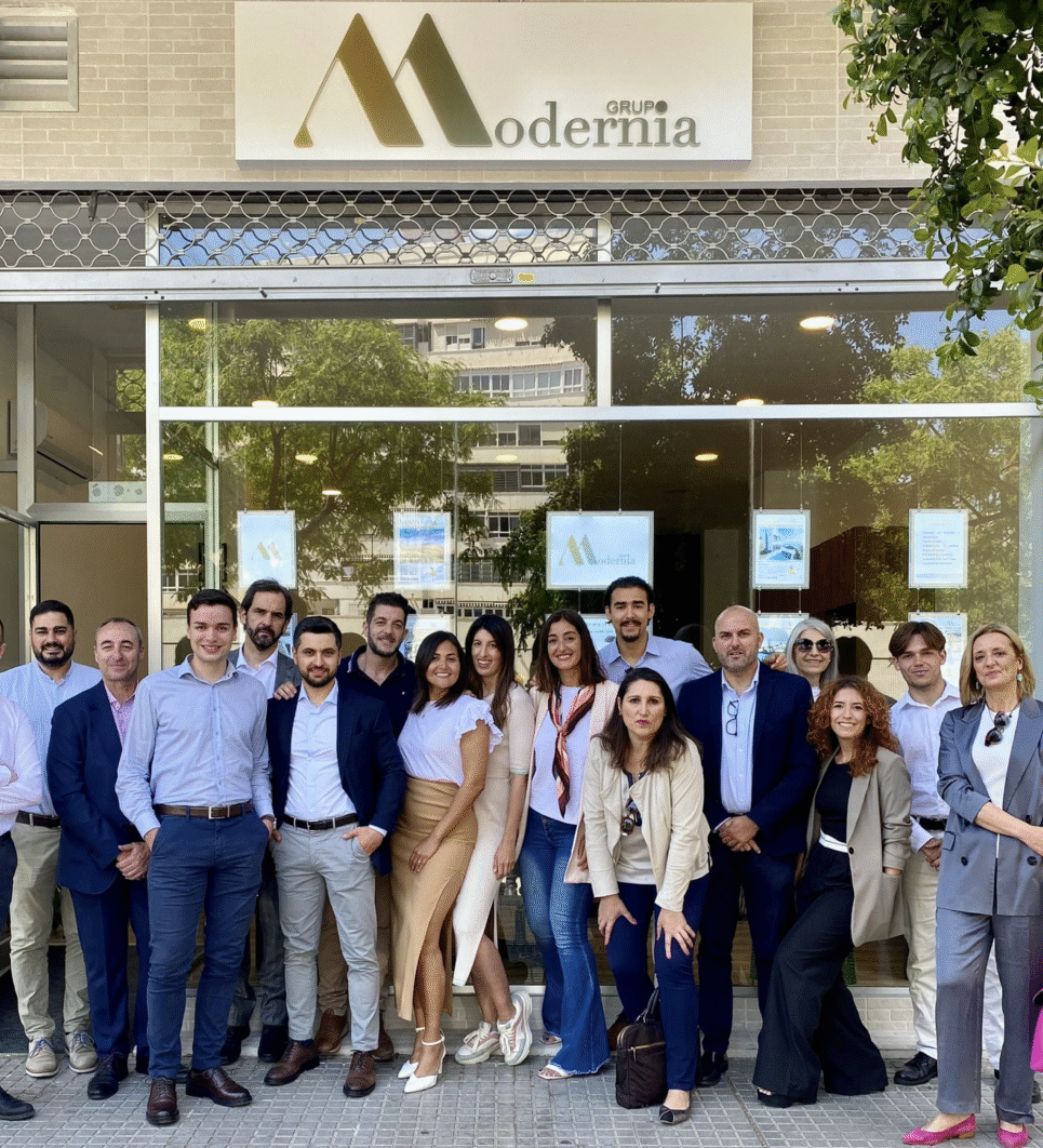 El personal de Grupo Modernia. Somos una Inmobiliaria malagueña