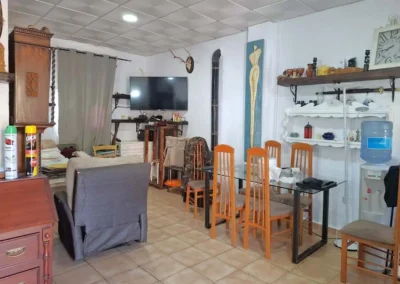 Interior de casa rural con cocina americana en finca ecológica en venta.