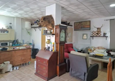 Interior de casa rural con cocina americana en finca ecológica en venta.