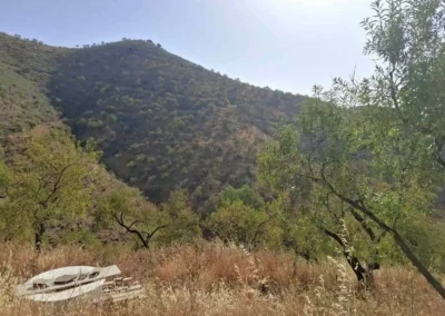 Vista aérea de finca rústica con terreno extenso y vivienda en Colmenar, Málaga