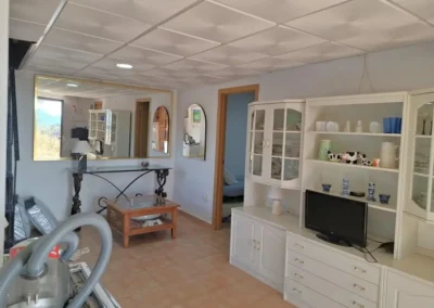 Interior de casa rural con cocina americana en finca ecológica en venta.