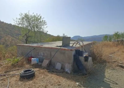Vista aérea de finca rústica con terreno extenso y vivienda en Colmenar, Málaga