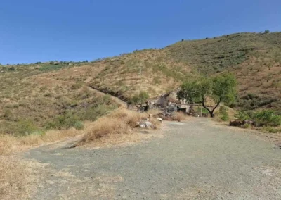 Vista aérea de finca rústica con terreno extenso y vivienda en Colmenar, Málaga