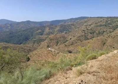 Vista aérea de finca rústica con terreno extenso y vivienda en Colmenar, Málaga
