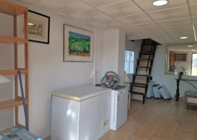 Interior de casa rural con cocina americana en finca ecológica en venta.
