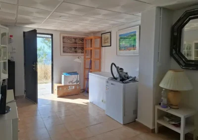 Interior de casa rural con cocina americana en finca ecológica en venta.