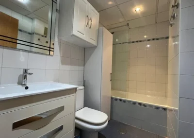 “Baño completo con bañera piso en alquiler Málaga Pacífico”
