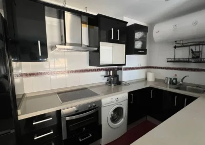 Cocina abierta con barra americana piso alquiler Málaga”