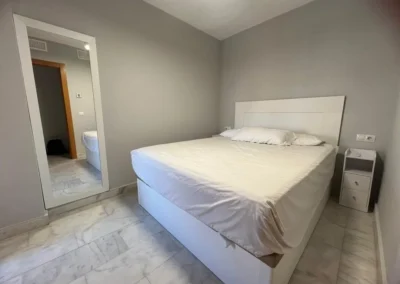 Dormitorio principal piso en alquiler Málaga con muebles nuevos