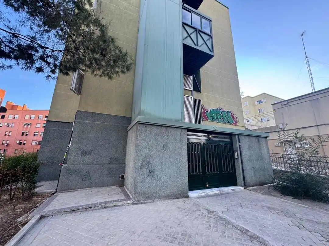 fachada del edificio en Calle de Ariza Madrid