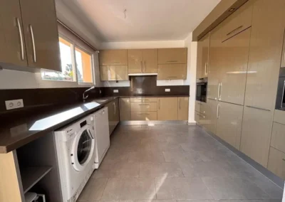 Cocina moderna y totalmente equipada en casa en Coín