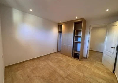 Dormitorio principal tipo suite con balcón y vistas panorámicas en Málaga