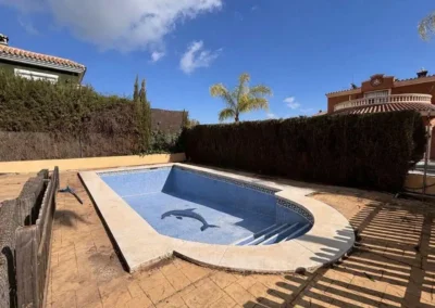 Piscina privada y terrazas exteriores para comprar casa con piscina en Coín