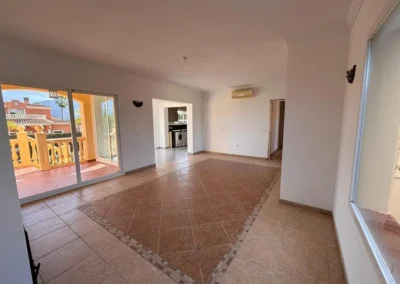 Amplio salón comedor con chimenea en villa en Urbanización Las Delicias