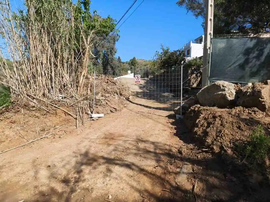 Entrada al terreno en venta en Málaga Este Jarazmín Grupo Modernia