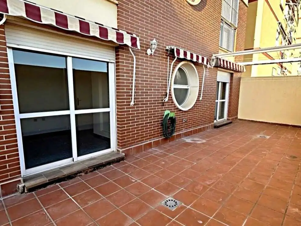 Patio exterior ideal para zona chill out en Málaga