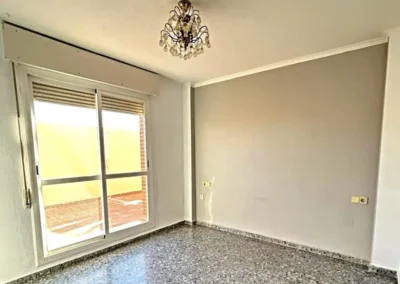 Dormitorio principal luminoso en vivienda en Málaga