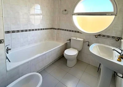 Cuarto de baño moderno y funcional en vivienda Málaga