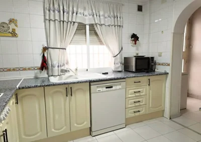 Cocina independiente equipada con lavadero en Málaga