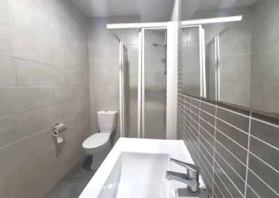 Baño con plato de ducha reformado en Málaga
