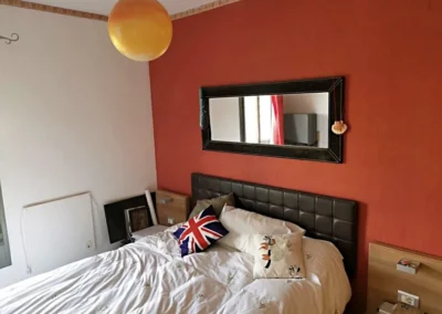 Dormitorio principal con baño en suite en chalet de Chilches