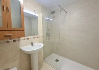 Baño completo con plato de ducha en piso en La Goleta