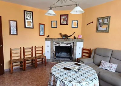 Salón con chimenea en chalet adosado de Monte Dorado Málaga
