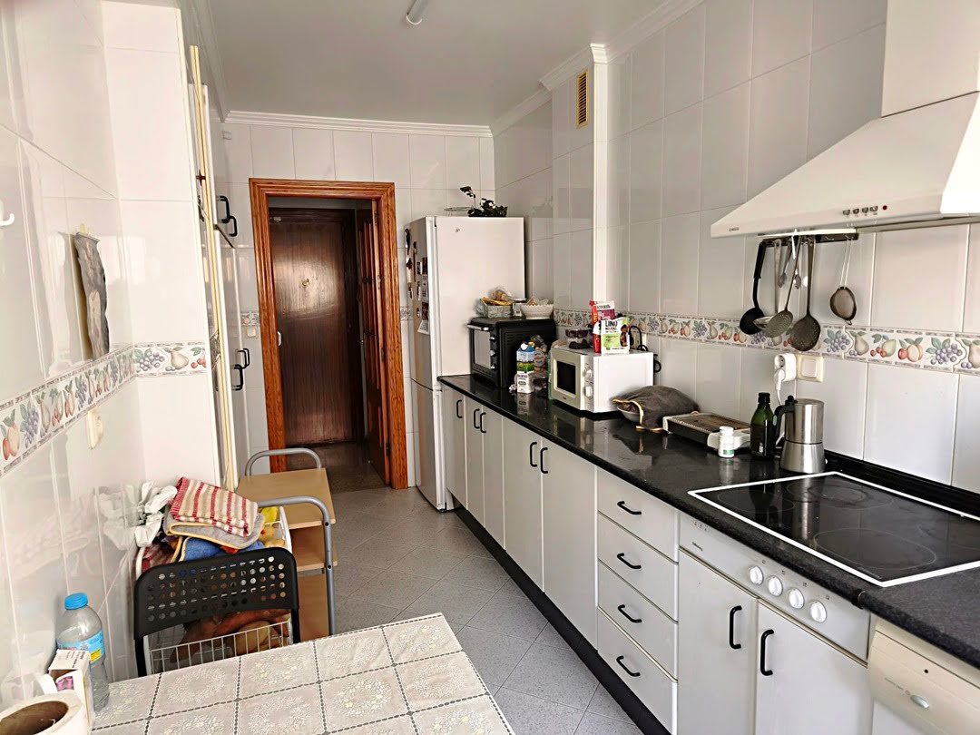 Cocina independiente equipada en piso de tres dormitorios en Málaga