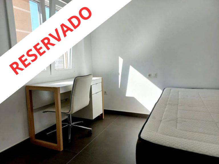 Salón luminoso con terraza en piso reformado en Málaga