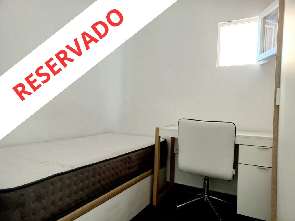 Salón luminoso con terraza en piso reformado en Málaga